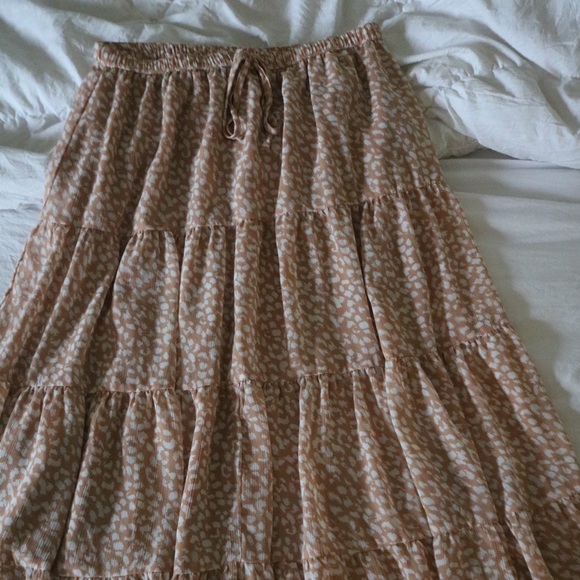 Elegant Tan Patterned Skirt - Picture 2 of 4